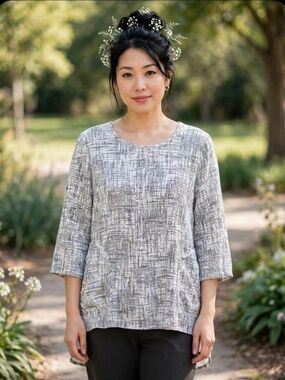 Yushi Top black and white size large